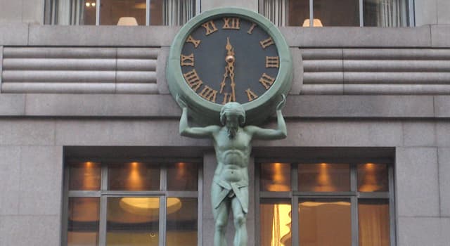 社會 小問題：阿特拉斯鐘（Atlas Clock）可以在紐約市哪一家著名商店的入口處找到?