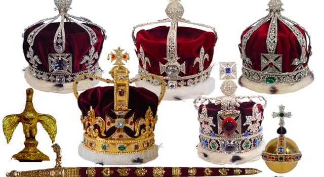 Histoire Question: Avec laquelle de ces dernières Elizabeth II a-t-elle été couronnée reine ?