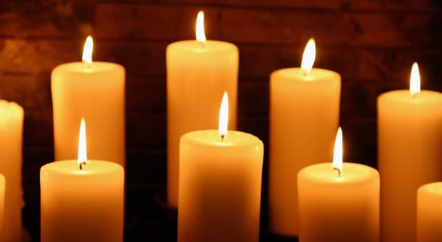 Culture Question: Combien de bougies a la Hanukkah menorah ?