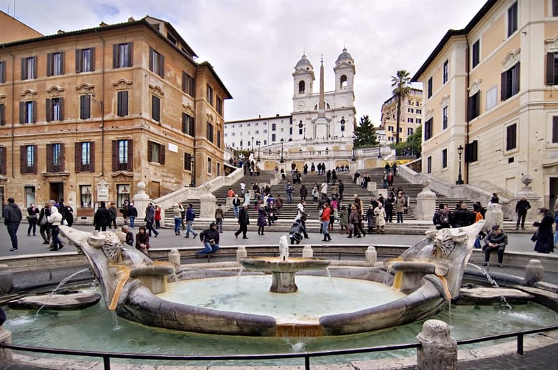 Cultura Pregunta Trivia: ¿Cuál es el nombre de la fuente existente al pie de la escalinata de Plaza de España, en Roma?