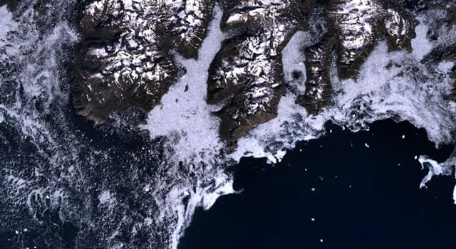 地理 小问题：位于埃格斯岛（Eggers Island）南岸，格陵兰岛（Greenland）的最南端叫什么?