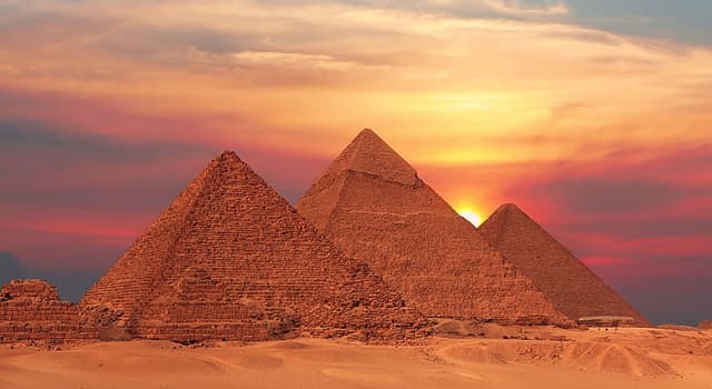 Histoire Question: Il y a combien d'années environ, les pyramides de Guizeh ont-elles été construites ?