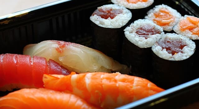 Cultura Domande: In cosa è tradizionalmente arrotolato il sushi?
