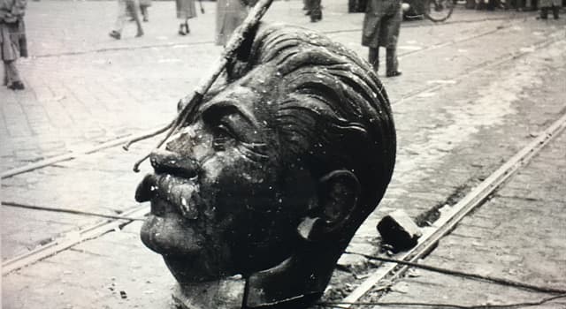 Cronologia Domande: In quale capitale fu demolita la statua di Stalin il 23 ottobre 1956 durante una rivolta nazionale?
