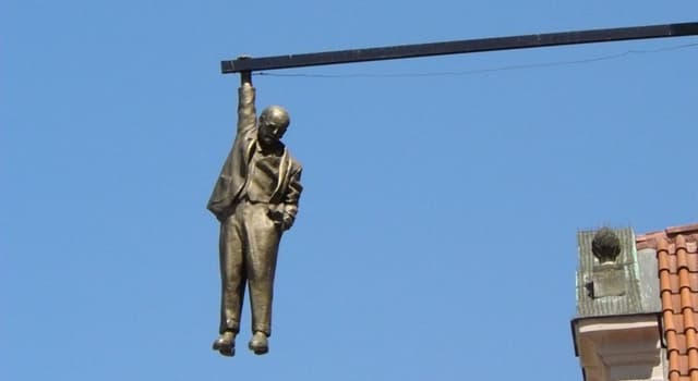 Kultur Wissensfrage: In welcher europäischen Stadt befindet sich die Skulptur "Der hängende Mann"?