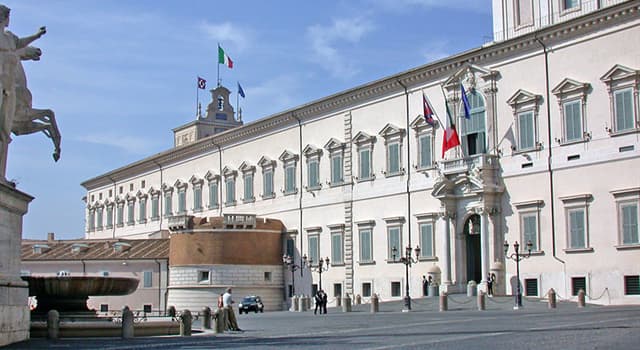Histoire Question: Le Palais du Quirinal de Rome a été construit à l'origine pour quel pape ?