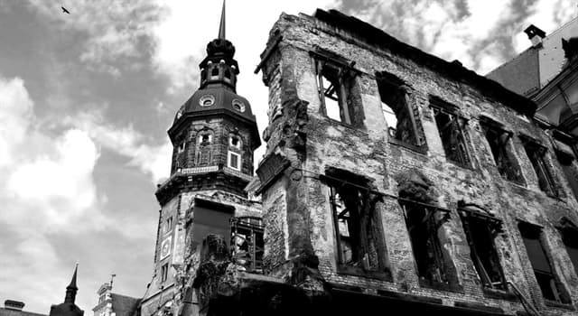Cultura Domande: Quale romanzo è ambientato durante il bombardamento di Dresda?