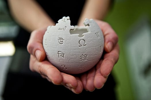 Sociedad Pregunta Trivia: ¿Quién es el cofundador y principal desarrollador de Wikipedia?
