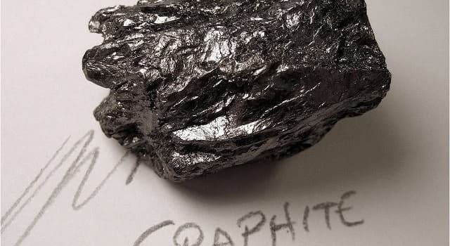 Science Question: S'il est soumis à une chaleur et une pression extrême, en quel minéral se transforme le graphite ?
