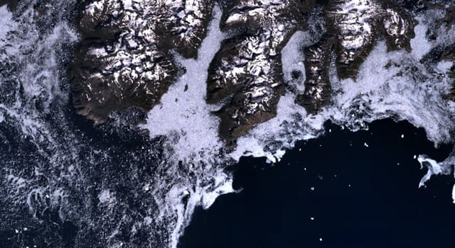 Géographie Question: Situé sur la côte sud de l'île Eggers, quel nom porte la pointe la plus méridionale du Groenland ?