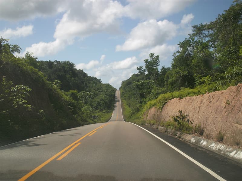 Sociedad Pregunta Trivia: ¿Una carretera se abrió en 2011 uniendo Brasil con qué otro país?