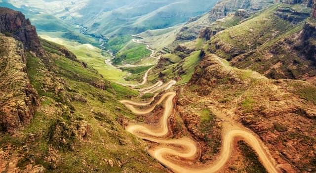 Aardrijkskunde Trivia Vraag: Welke van de volgende landen is volledig omgeven door één ander land?