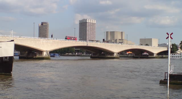 Geography Trivia Question: Which London bridge is located between Blackfriars Bridge and Hungerford Bridge?