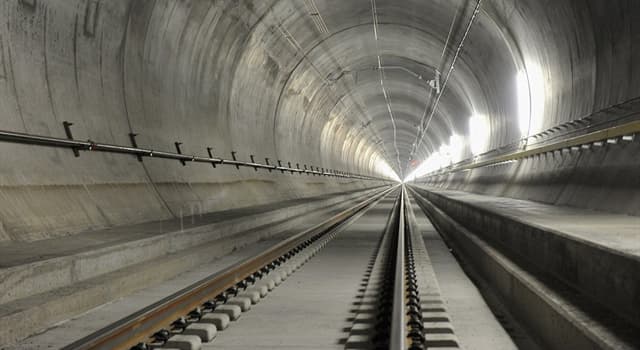 地理 小問題：於2016年6月1日開通的聖哥達基線隧道（Gotthard Base Tunnel）位於哪個國家？