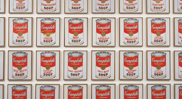 文化 小問題：哪位藝術家以他的《金寶湯罐頭》（Campbell’s Soup Cans）作品而聞名？