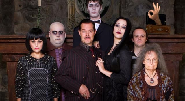 Cinema & TV Domande: Chi ha interpretato il ruolo di Morticia Addams nella serie televisiva "The Addams Family"?