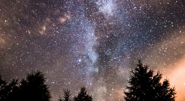 Scienza Domande: Come viene chiamato un ammasso di stelle lontane o una nuvola di gas o polvere visibile di notte?