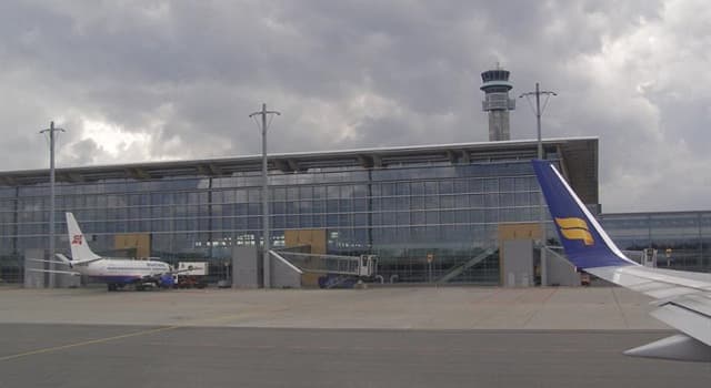 地理 小問題：如果一架飛機降落在尼諾·阿基諾國際機場（Ninoy Aquino International Airport），它落在了哪裡?