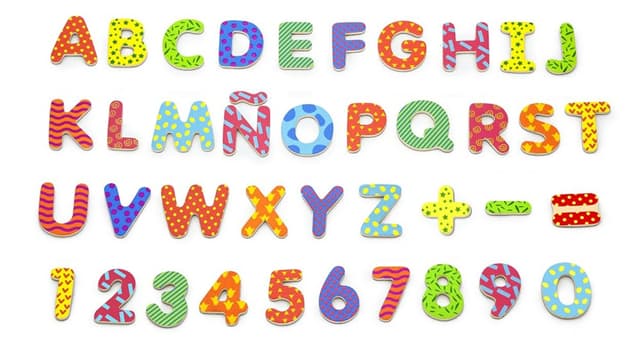 Cultura Domande: Qual è il termine che comprende tutte le lettere e i numeri in una lingua?