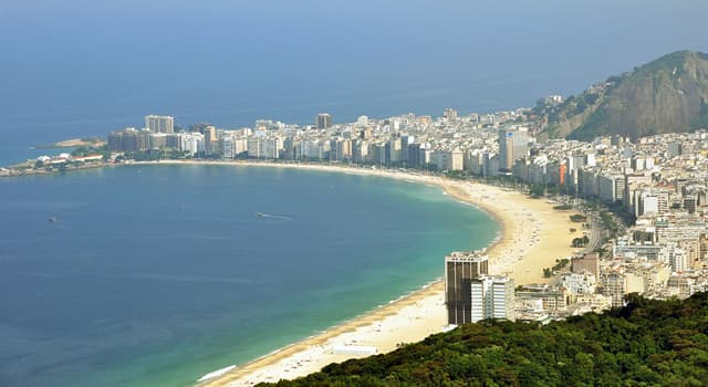 Geografia Domande: Quale spiaggia di Rio de Janeiro è considerata una delle spiagge più riconoscibili al mondo?