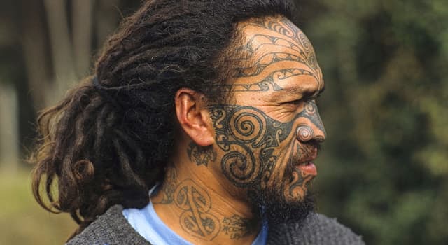 Cultura Domande: Quali persone tradizionalmente praticano dei segni permanenti sulla faccia e sul corpo?