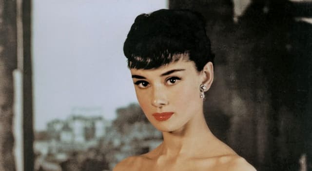 Films et télé Question: Quel personnage Audrey Hepburn joue-t-elle dans « Diamants sur canapé »  ?