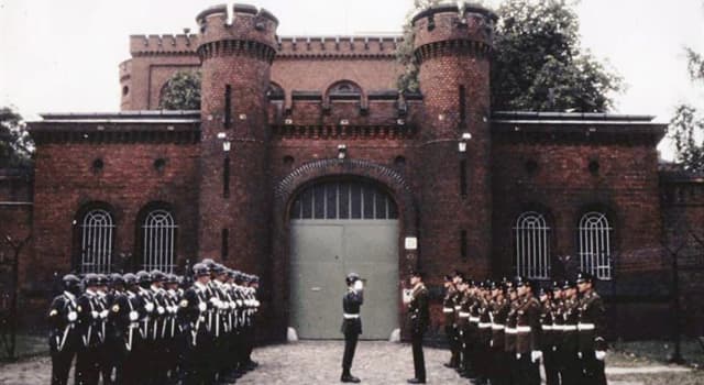 사회 상식 퀴즈: 독일 슈판다우 교도소(Spandau Prison)의 마지막 수감자는 누구였는가?