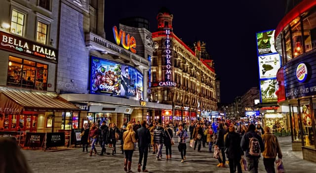 Films & TV Trivia Vraag: Van welke filmster staat er een standbeeld op Leicester Square in Londen?