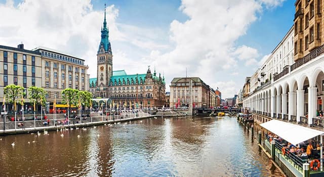 Aardrijkskunde Trivia Vraag: Wat is de grootste en dichtstbevolkte stad langs de rivier de Elbe?