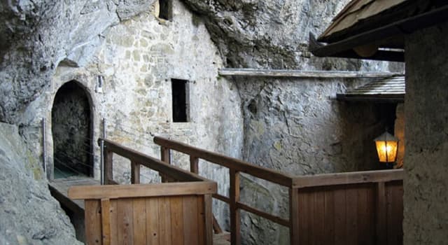 Culture Question: Pourquoi le château de Predjama en Slovénie est-il connu ?