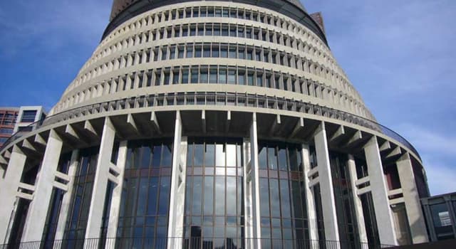 Géographie Question: Quel pays possède un bâtiment du Parlement connu sous le nom de "beehive" (Ruche) ?
