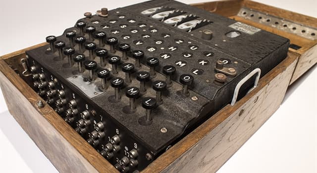 Culture Question: Qui a écrit le roman Enigma en 1995 qui traite des machines à coder allemandes en temps de guerre ?