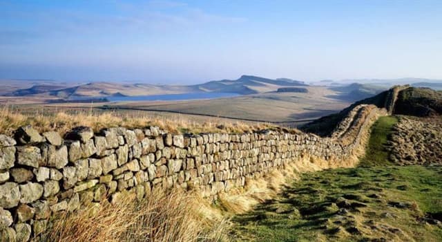 Histoire Question: Qui était l'empereur romain qui a construit un mur dans le nord de la Grande-Bretagne au IIe siècle ?