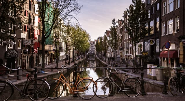 Географія Запитання-цікавинка: Яке місто є офіційною столицею Нідерландів?