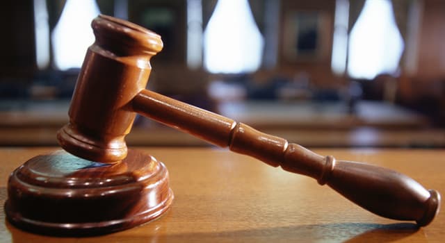 Culture Question: Quel est le nom du petit marteau utilisé dans les cours de justice et les ventes aux enchères ?