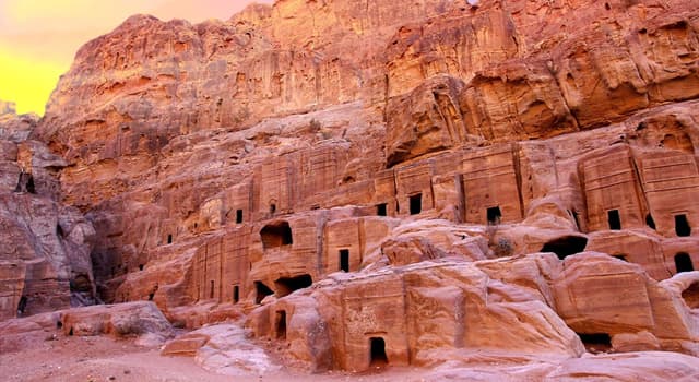 Aardrijkskunde Trivia Vraag: Welke stad in Jordanië wordt vaak de 'stad van de rode rozen' genoemd?