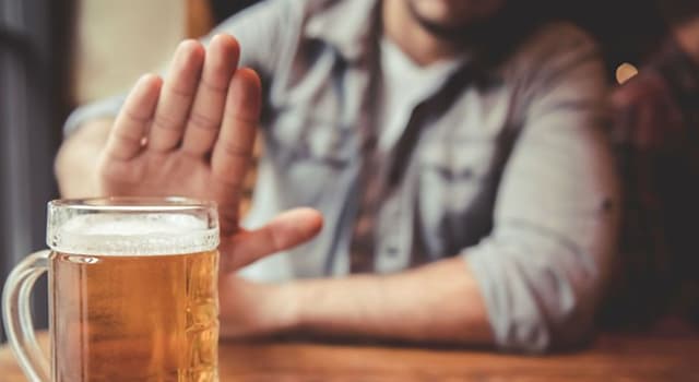 Maatschappij Trivia Vraag: Welke term beschrijft het best de praktijk van volledige persoonlijke onthouding van alcohol?