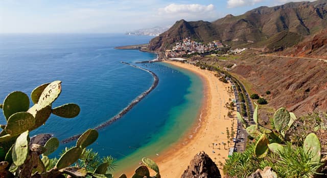 Geography Trivia Question: How many main islands do the Canary Islands include?