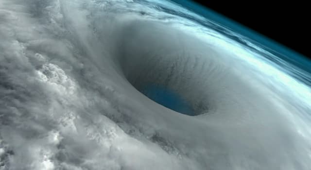 natura Pytanie-Ciekawostka: Jak nazywa się centralny obszar cyklonu tropikalnego, w którym panuje spokojna pogoda?