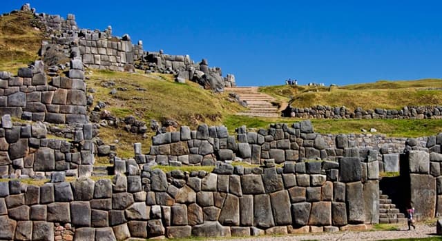 지리 상식 퀴즈: 사진 속 사크사우아만(Sacsayhuamán)은 어느 나라에 있는 석조유적일까요?