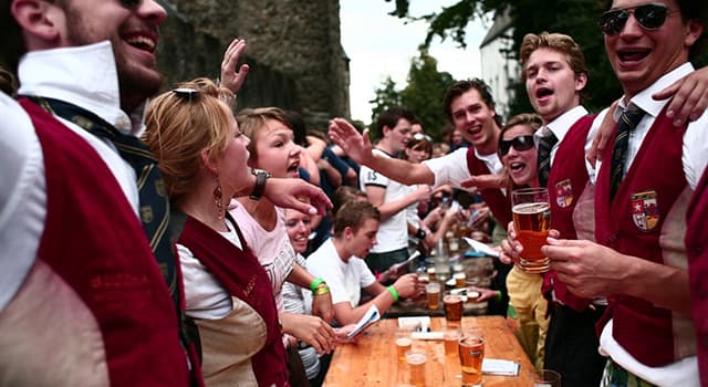 Cultuur Trivia Vraag: Welke studentenvereniging kwam een aantal keer in het nieuws vanwege misstanden bij de ontgroening?