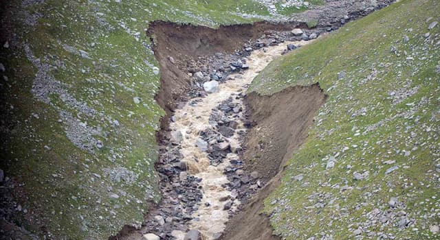 natura Pytanie-Ciekawostka: Co z tego jest masą wody i mineralnych drobin, zawierającą też kamienie, głazy, gałęzie drzew i inne ciała?