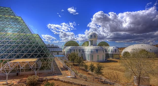 Wetenschap Trivia Vraag: Hoeveel mensen zaten in de bemanning van de Biosphere 2 complex tijdens een tweejarig sluitingsexperiment?