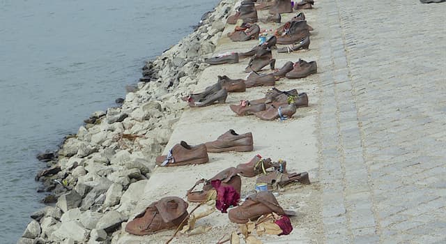 Maatschappij Trivia Vraag: In welke Europese stad vind je het monument "Schoenen op de Donaukade"?