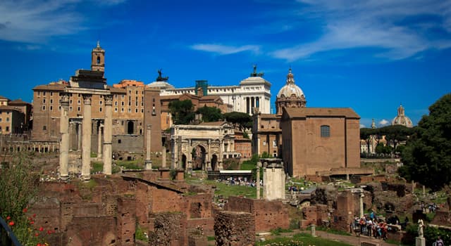 Géographie Question: Laquelle des sept collines de Rome est la plus centrée ?