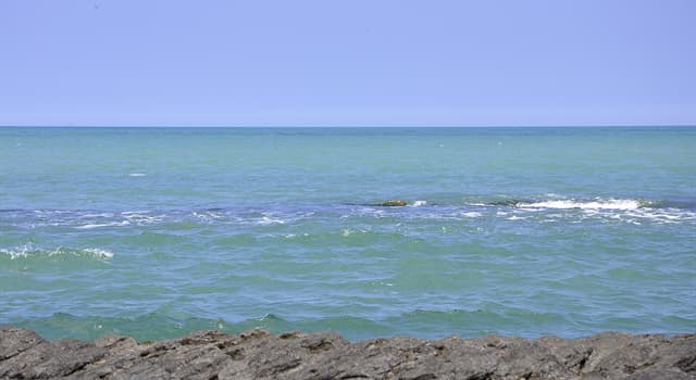 Aardrijkskunde Trivia Vraag: Welke zee is 's werelds grootste door land omsloten meer?