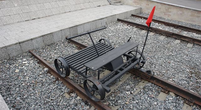 Gesellschaft Wissensfrage: Wie bezeichnet man ein kleines Schienenfahrzeug zur Kontrolle von Eisenbahnstrecken?