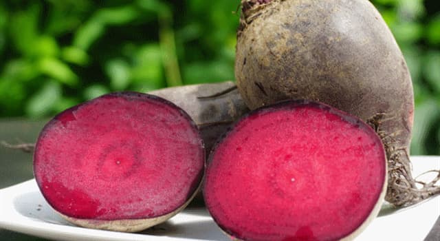 Maatschappij Trivia Vraag: Hoe heet de soep die traditioneel van rode biet wordt gemaakt?