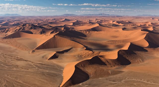 Aardrijkskunde Trivia Vraag: Waar ligt het gebied Sossusvlei dat wordt gekenmerkt door hoge zandduinen?