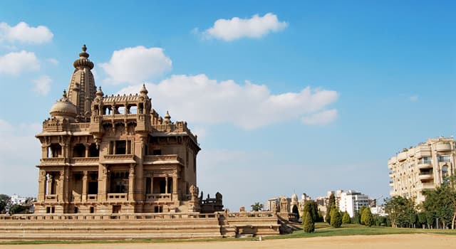 География Вопрос: Как называется район в Каире, известный как «сказочный город»?